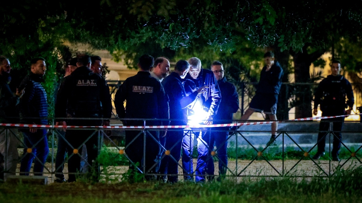 Ο ταξίαρχος της ΕΛΑΣ πήγε για τον νεκρό από το μαχαίρωμα στον Άγιο Δημήτριο χωρίς να ξέρει ότι είναι ο γιος του, πού στρέφονται οι έρευνες