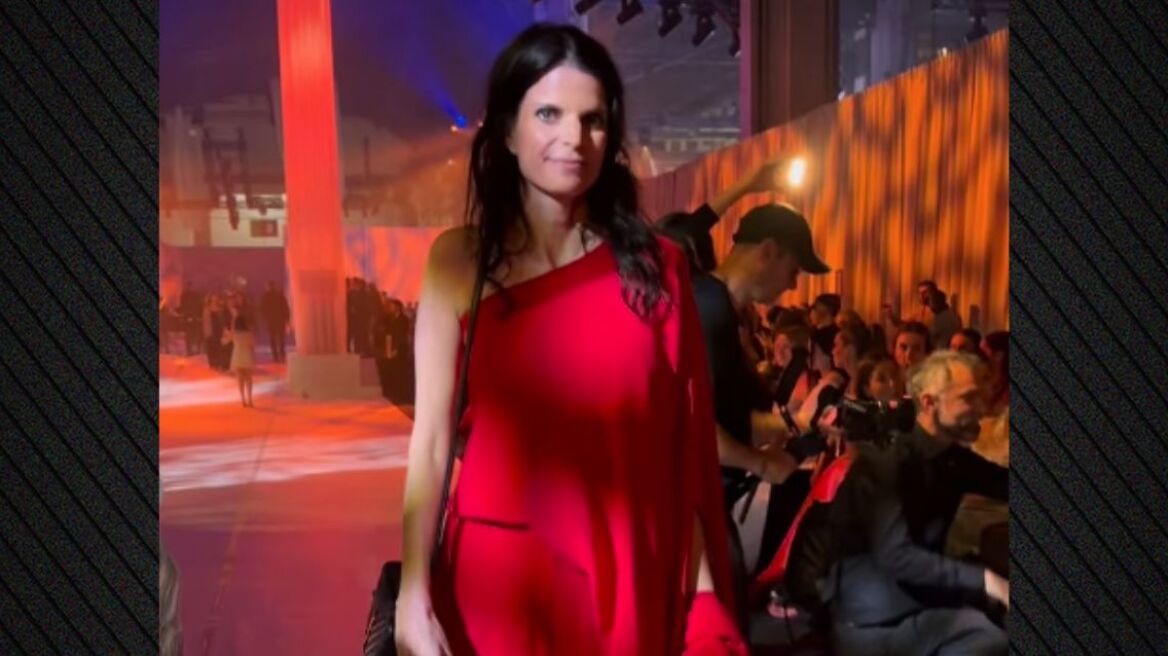 Η Αθηνά Ωνάση με κόκκινη ολόσωμη φόρμα σε επίδειξη μόδας στη Βαρκελώνη