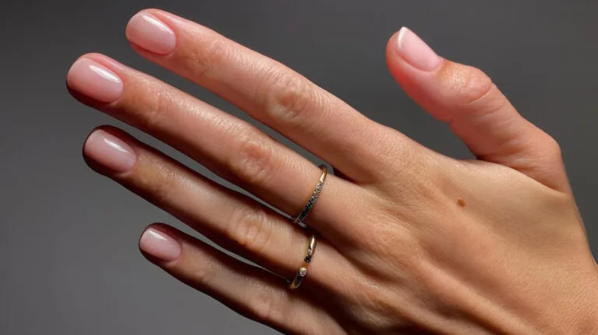 “No-Makeup Makeup” Nails: Η πιο ευκολοφόρετη και κομψή τάση στο μανικιούρ
