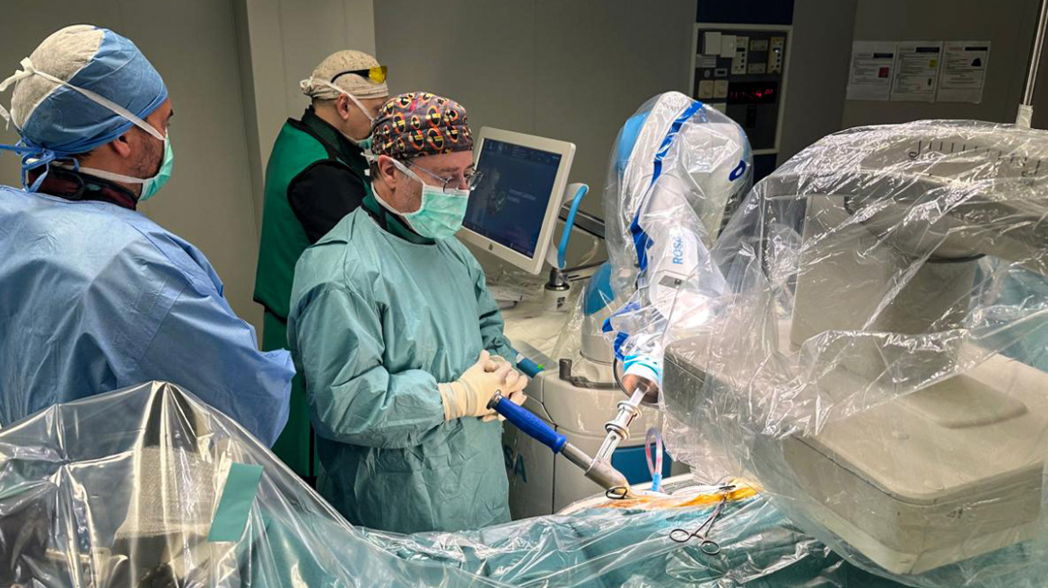 Πρώτη εφαρμογή ολικής αρθροπλαστικής ισχίου με το ρομποτικό σύστημα Rosa στο Metropolitan General
