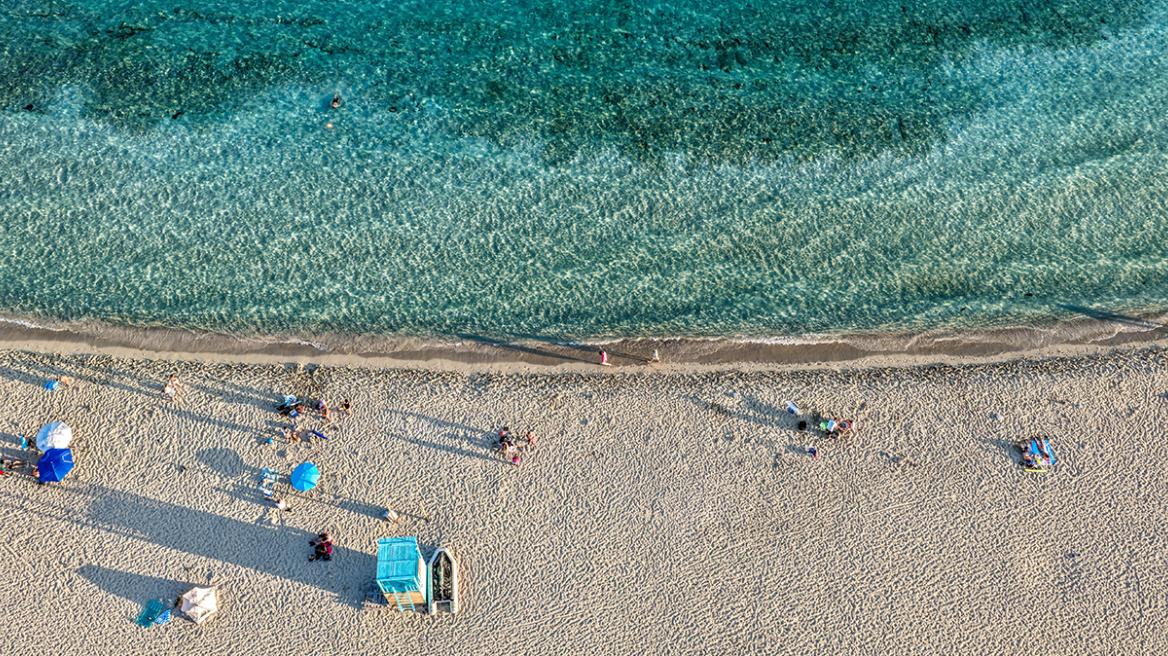 Απάτητες παραλίες 2026: Δείτε πίνακες με τις περιοχές που απαγορεύονται καντίνες και ξαπλώστρες