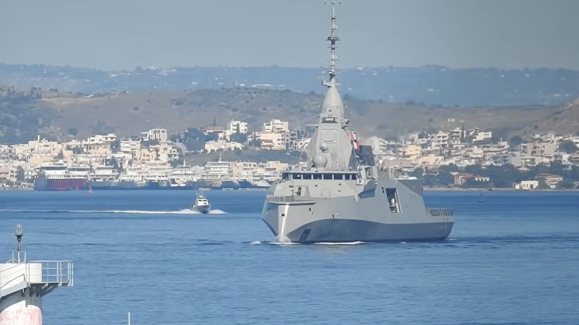 Στον Πειραιά για πρώτη φορά η φρεγάτα Κίμων, αύριο το πρωί θα την επισκεφθούν Μητσοτάκης - Μακρόν