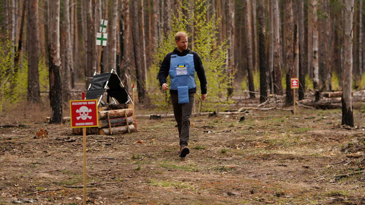 Ο Χάρι στα βήματα της Νταϊάνας: Περπάτησε μέσα σε ναρκοπέδιο, όπως η μητέρα του πριν 30 χρόνια