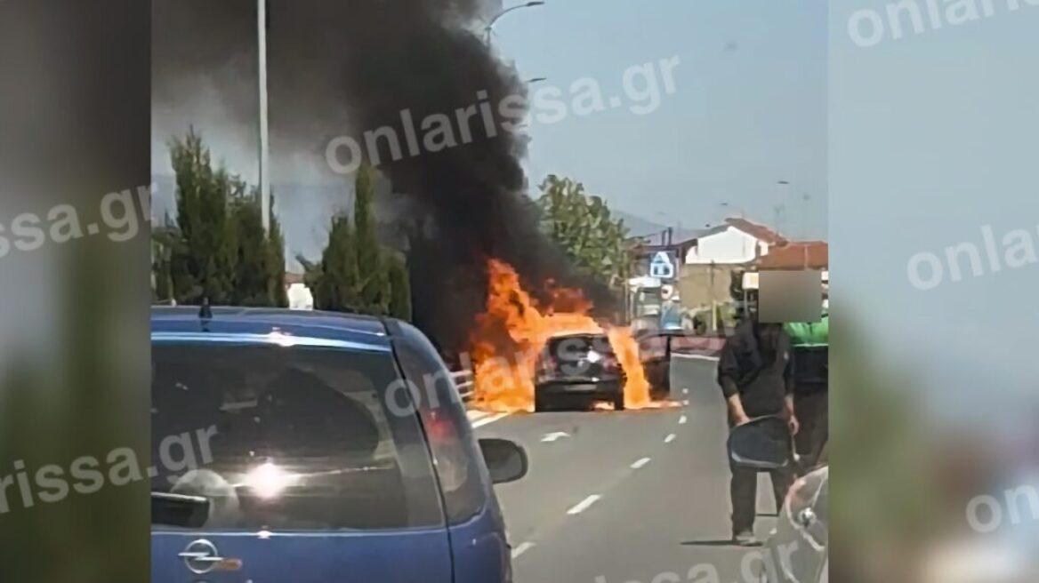 Δείτε αυτοκίνητο να τυλίγεται στις φλόγες στη μέση του δρόμου στη Λάρισα