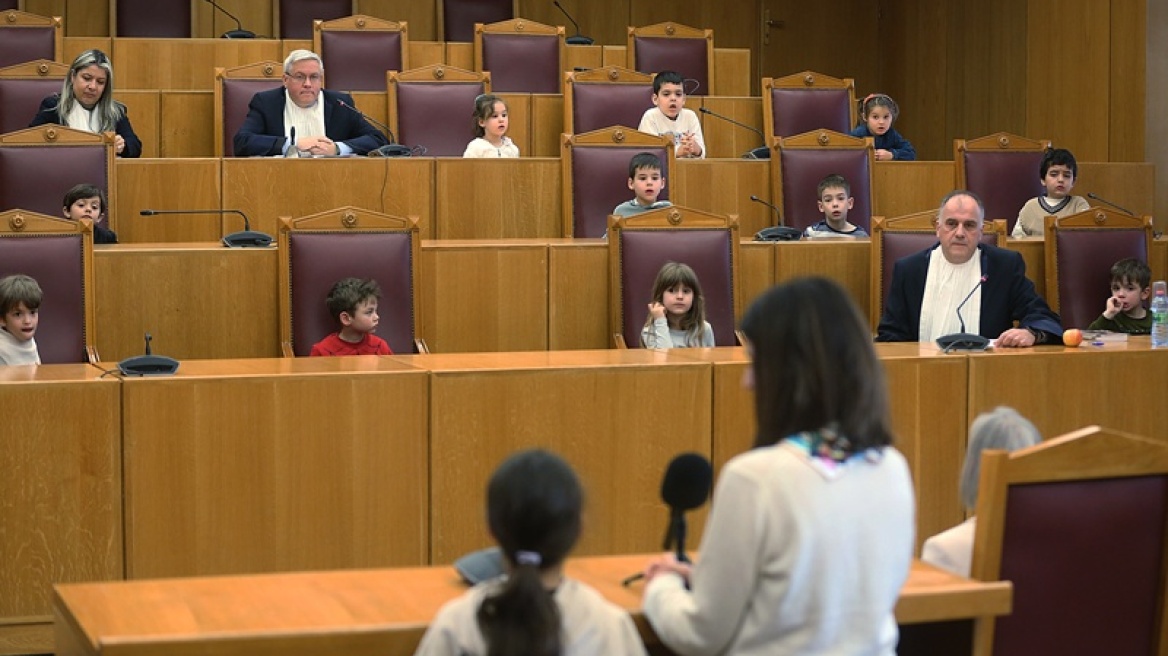 Η δίκη της «δασκάλας με τα μήλα»: Η πρώτη εικονική δίκη με δικαστές στο ΣτΕ, παιδιά νηπιαγωγείου
