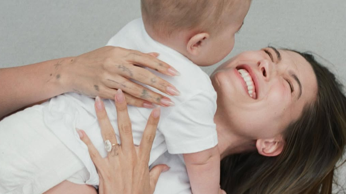 Hailey Bieber: Γιατί δυσκολεύεται να επιλέξει παιδικά ρούχα για τον Jack
