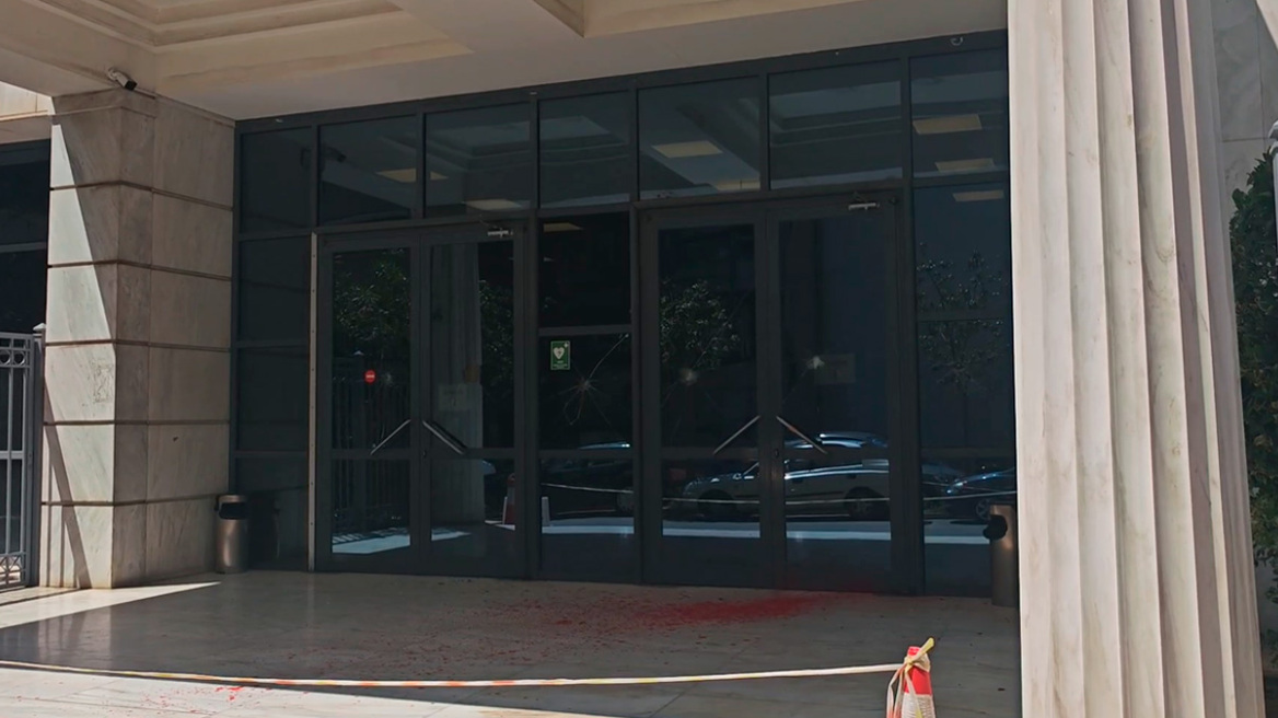 Άγνωστοι επιτέθηκαν στο Διοικητικό Εφετείο Αθηνών με βαριοπούλες και μπογιές