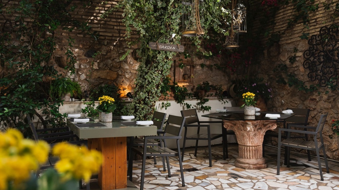 10 fine dining εστιατόρια της Αθήνας με αυλές και βεράντες για ανοιξιάτικα βράδια