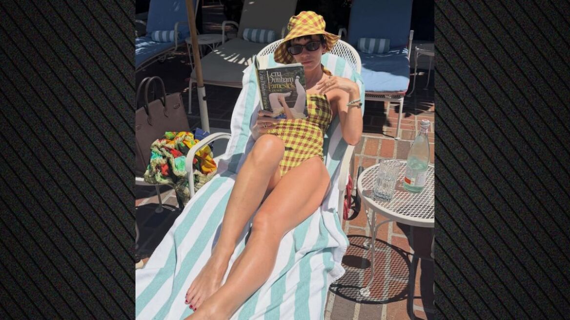 Οι πόζες της Λίλι Άλεν με μαγιό δίπλα σε πισίνα