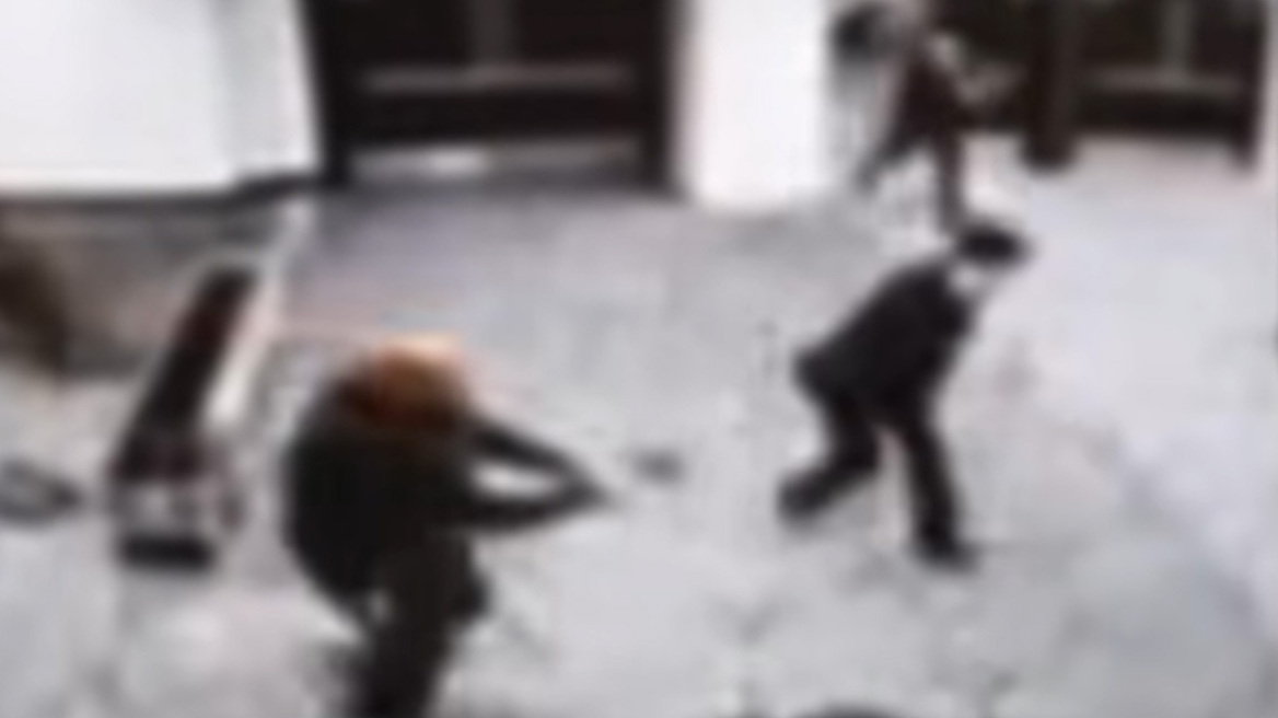 Βίντεο: Η στιγμή που ο ένοπλος εισβάλει στη δεξίωση των ανταποκριτών του Λευκού Οίκου με τον Τραμπ
