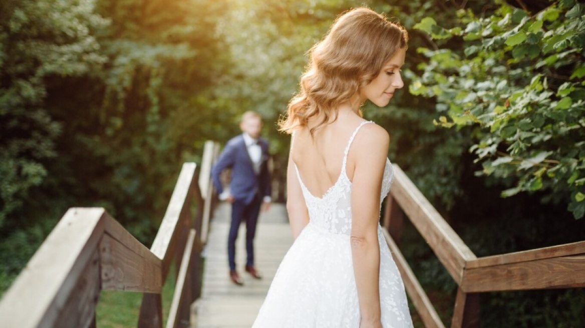 Ο τρόπος που αυτή η νύφη έφτασε στον χώρο του γάμου της έγινε viral