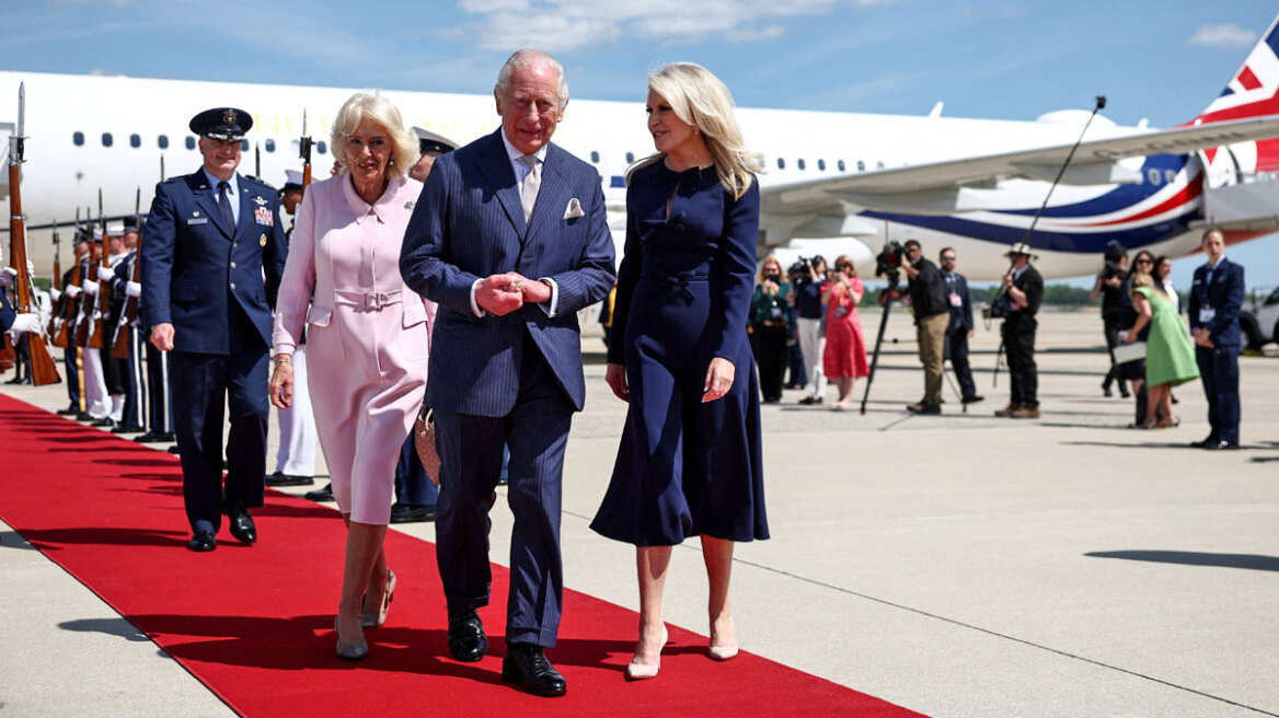 Προσγειώθηκαν στην Ουάσινγκτον ο βασιλιάς Κάρολος και η βασίλισσα Καμίλα, δείτε βίντεο