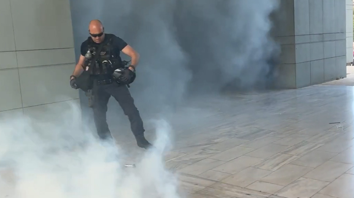 Επεισόδια με χημικά και κρότου λάμψης στο Χαϊδάρι σε συγκέντρωση για τα Προσφυγικά, δείτε βίντεο