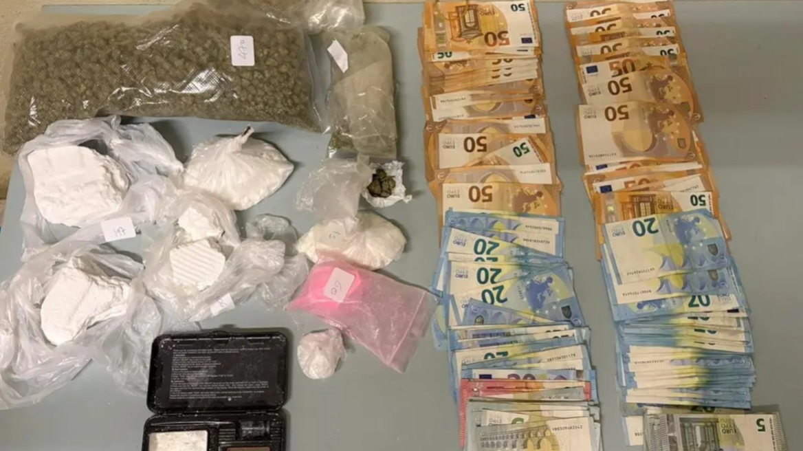 Σύλληψη 28χρονου διακινητή ναρκωτικών στην Κυψέλη, είχε ως ορμητήριο σπίτι στην περιοχή 
