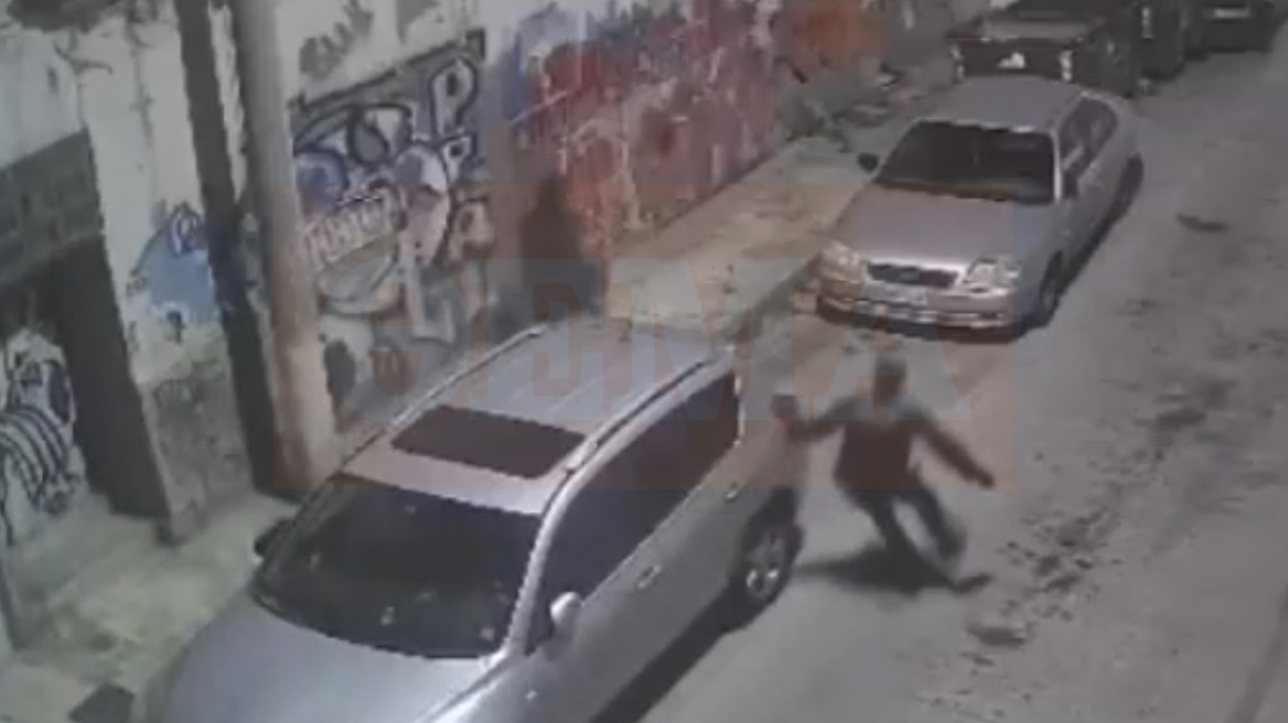 Άγιος Παντελεήμονας: Η στιγμή που οι αστυνομικοί κυνηγούν τον Παλαιστίνιο που σε κατάσταση αμόκ έσπασε 30 σταθμευμένα ΙΧ, δείτε βίντεο