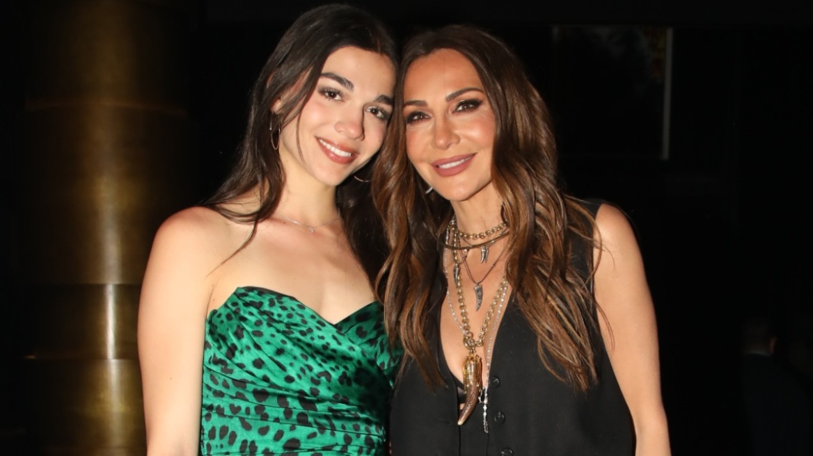 Η Δέσποινα Βανδή διασκέδασε στα μπουζούκια με την κόρη της Μελίνα Νικολαΐδη, δείτε φωτογραφίες