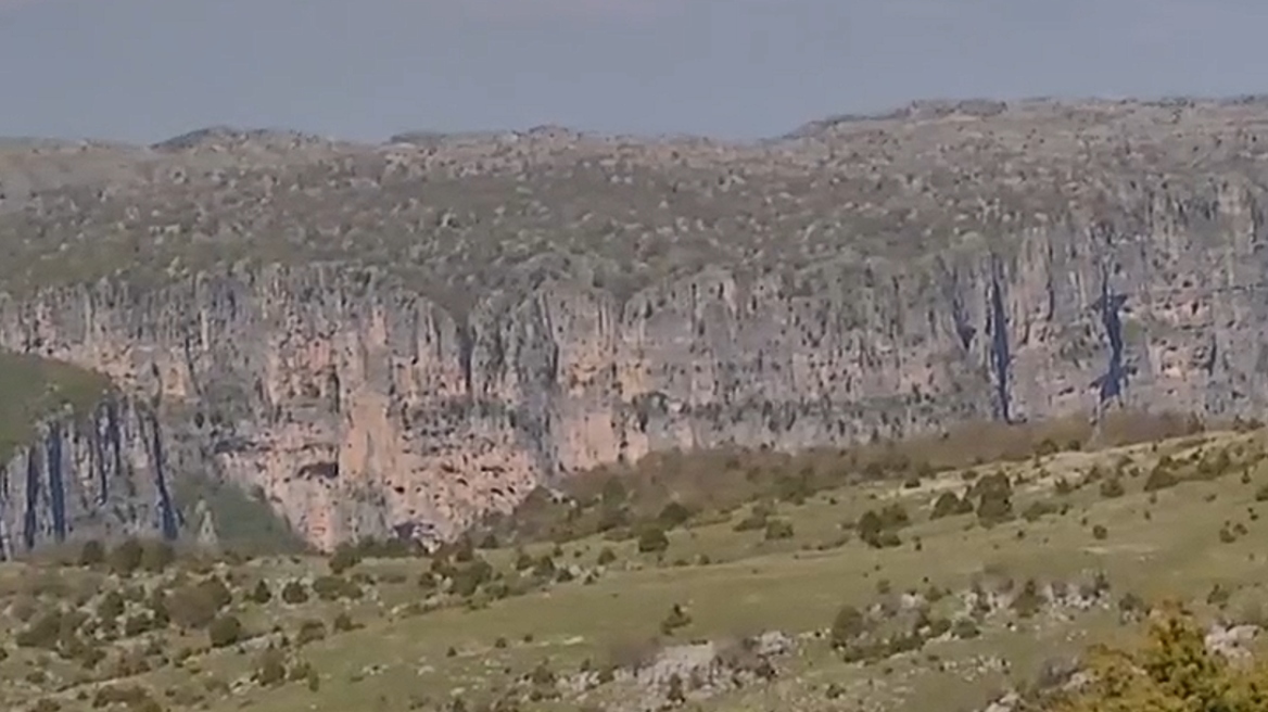 Ζαγοροχώρια: Επικίνδυνη καθίζηση εδάφους σε μονοπάτι που οδηγεί σε γκρεμό 200 μέτρων