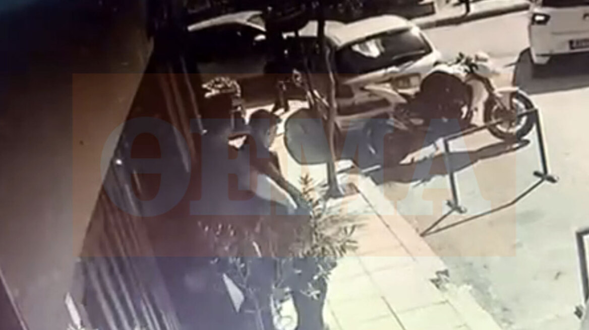 Τον αναζητούσαν στα Πατήσια, είχε φτάσει στην Πάτρα και θα έφευγε για Στρασβούργο: Η στιγμή της σύλληψης του 89χρονου πιστολέρο που «λύσσαξε και δάγκωσε»