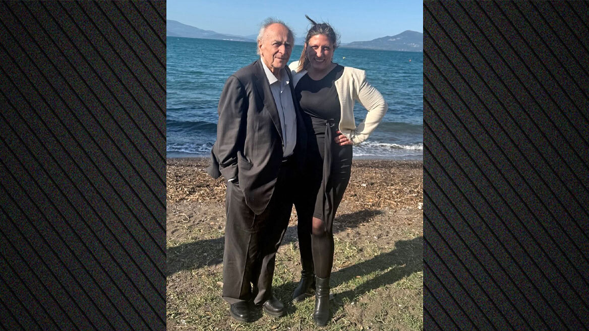 Ζωή και Νίκος Κωνσταντόπουλος ποζάρουν αγκαλιά μπροστά στη θάλασσα στα Καμένα Βούρλα, δείτε φωτό