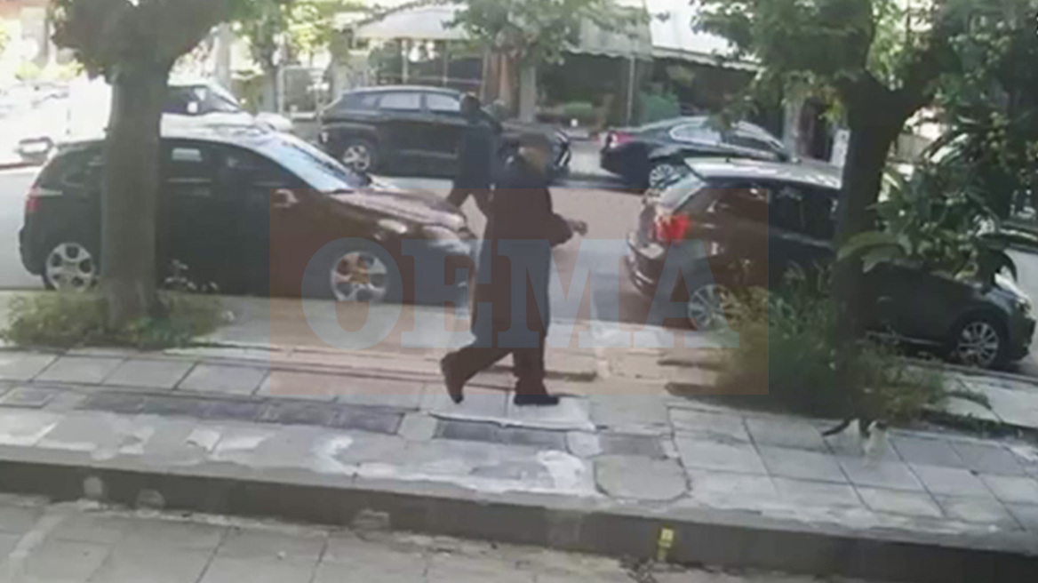 Βίντεο: Η στιγμή που ο 89χρονος παίρνει ταξί για να πάει στον ΕΦΚΑ Κεραμεικού