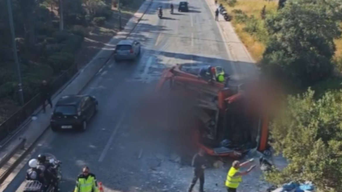 Φορτωμένο με μπάζα ήταν το φορτηγό που ανετράπη στην Βουλιαγμένης, δείτε βίντεο