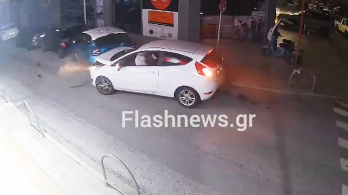 Τροχαίο στα Χανιά: Η στιγμή που οδηγός ΙΧ χάνει τον έλεγχο και «καρφώνεται» σε σταθμευμένα ΙΧ, δείτε βίντεο