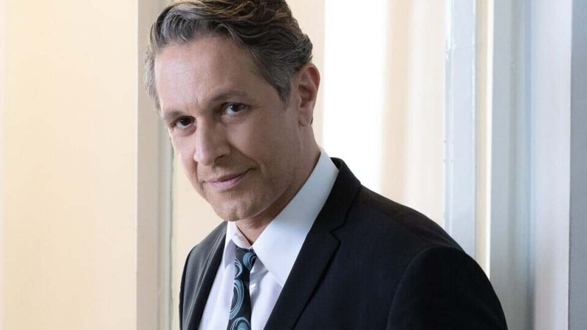 Αιμίλιος Χειλάκης: Καλοκαιρινή θεατρική επιστροφή με κωμωδία 