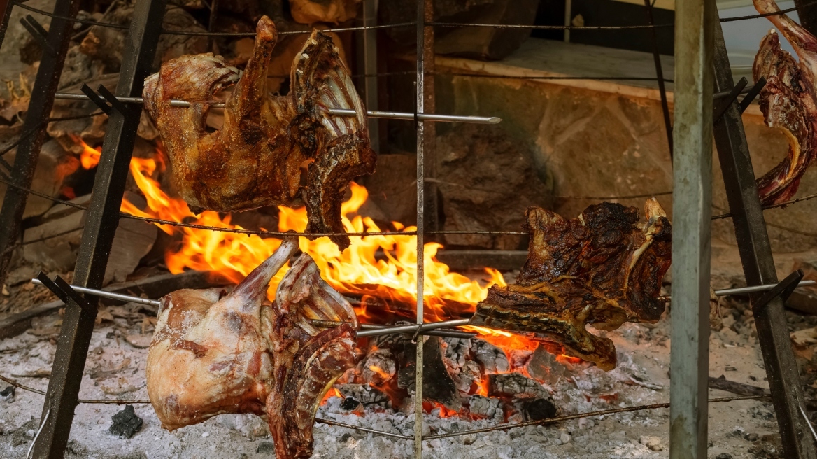 Αντικριστό, γραβιέρα και καλιτσούνια: Το Taste Atlas υποκλίνεται στην κρητική κουζίνα που βασίζεται σε τοπικά υλικά