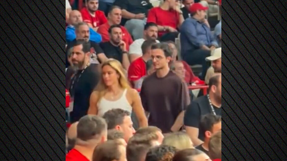 Κωνσταντίνος Μητσοτάκης και Μαρία Σάκκαρη στις εξέδρες του ΣΕΦ για το Ολυμπιακός - Μονακό, δείτε βίντεο 