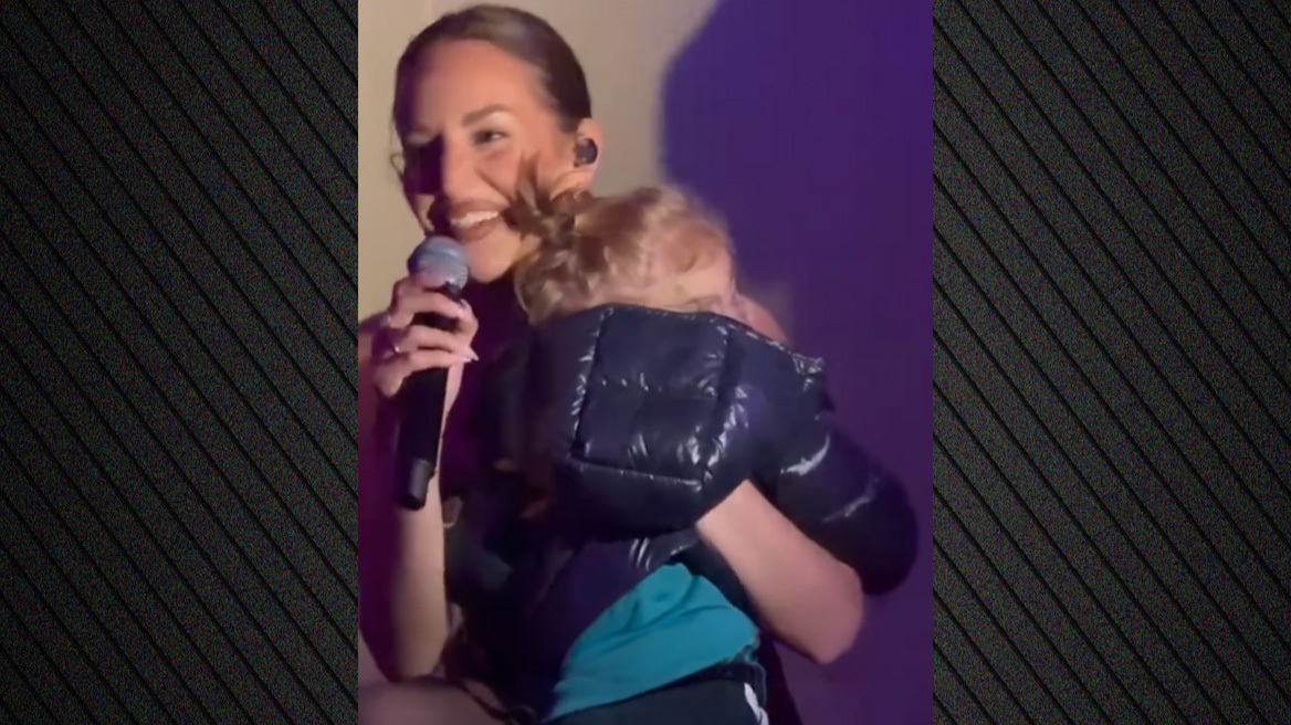 Το τρυφερό βίντεο με την Ανδρομάχη να τραγουδάει στη σκηνή κρατώντας στην αγκαλιά της τον γιο της
