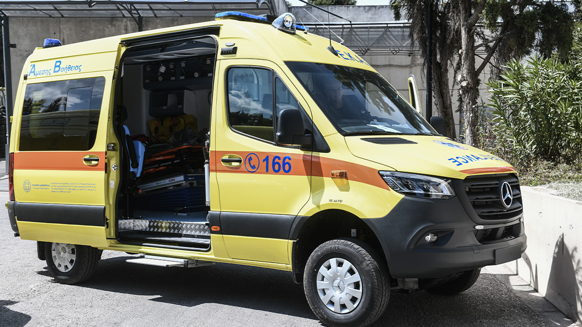 Άνδρας κατέρρευσε ξαφνικά έξω από το ΑΤ Χαλκίδας, μεταφέρθηκε στο νοσοκομείο 
