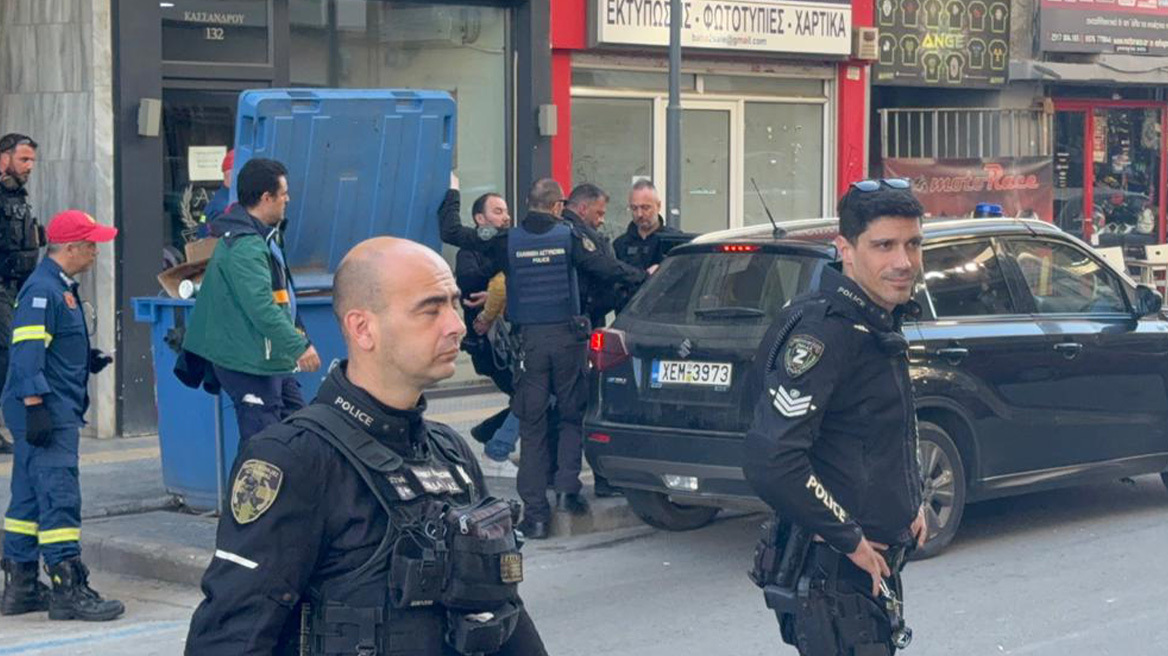 Αστυνομικοί απομάκρυναν τον φοιτητή στη Θεσσαλονίκη που πετούσε αντικείμενα από το μπαλκόνι του, δείτε βίντεο