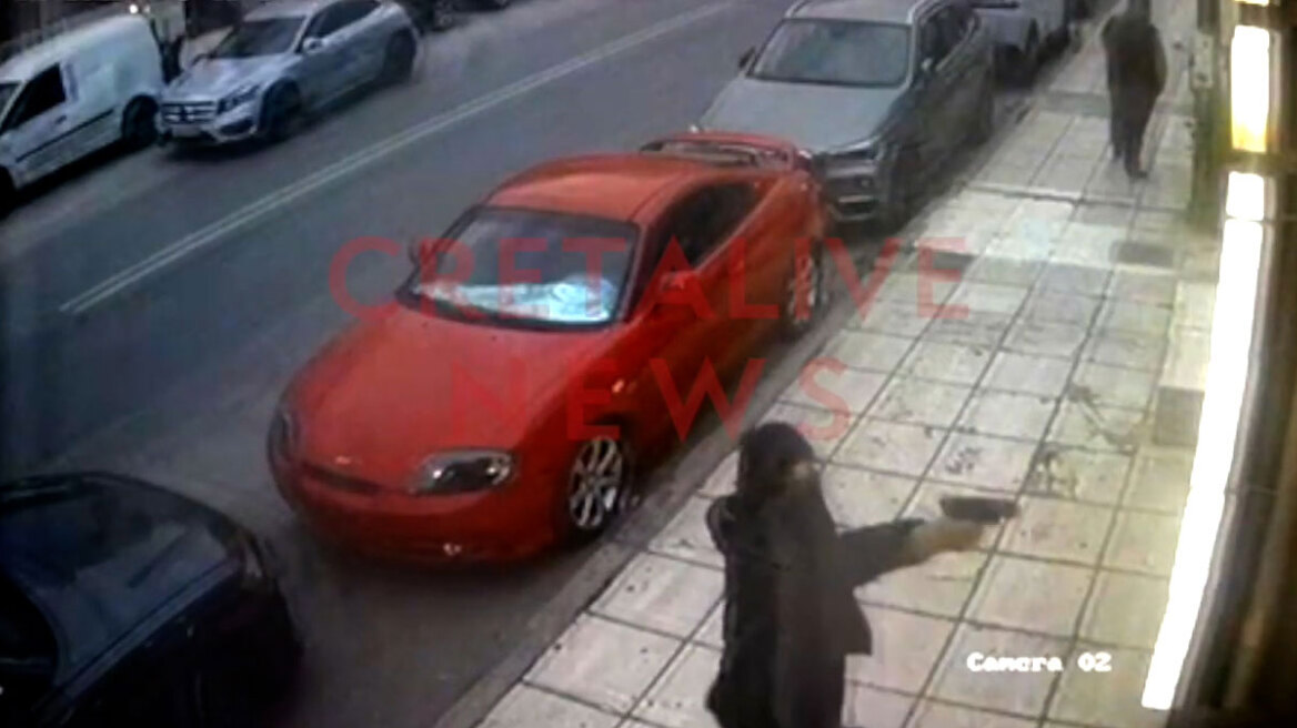 Έφαγαν πόρτα από το μπαρ, επέστρεψαν οπλισμένοι και τραυμάτισαν με μαχαίρι τον πορτιέρη, βίντεο από το αιματηρό επεισόδιο στο Ηράκλειο