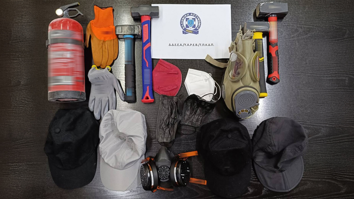 Συνελήφθησαν 3 γυναίκες για βανδαλισμό με βαριοπούλες στο Εφετείο Αθηνών, είχαν και αντιασφυξιογόνες μάσκες