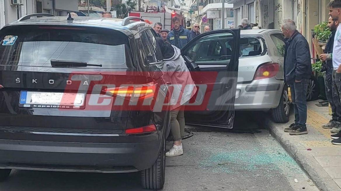 Πάτρα: Οδηγός έπεσε πάνω σε σταθμευμένο ΙΧ, το… ανέβασε στο πεζοδρόμιο και χτύπησε πεζή, δείτε εικόνες