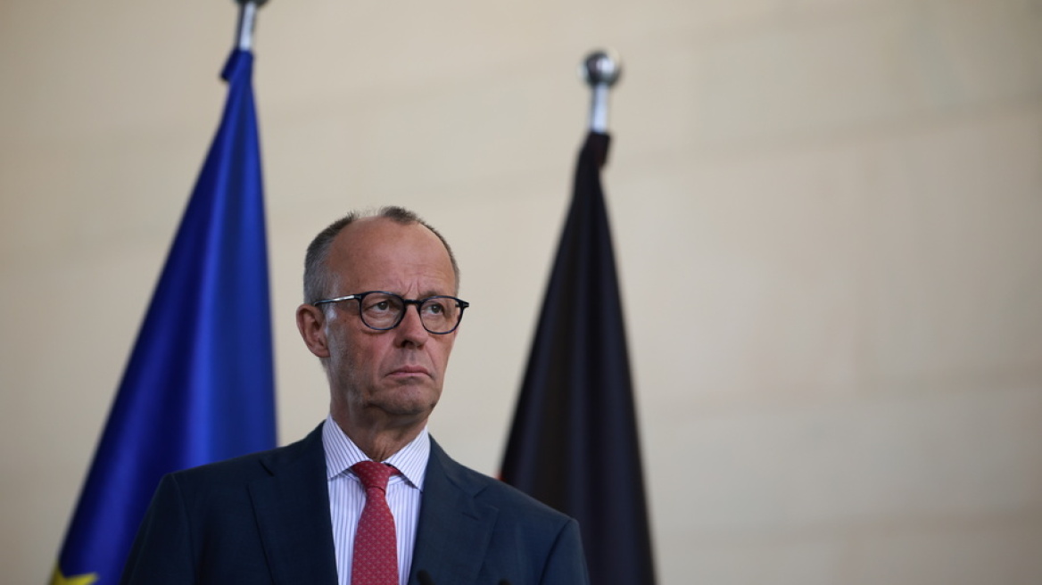 Παραμένει πρώτη στις δημοσκοπήσεις στη Γερμανία η AfD, πολύ χαμηλά τα ποσοστά αποδοχής του Μερτς
