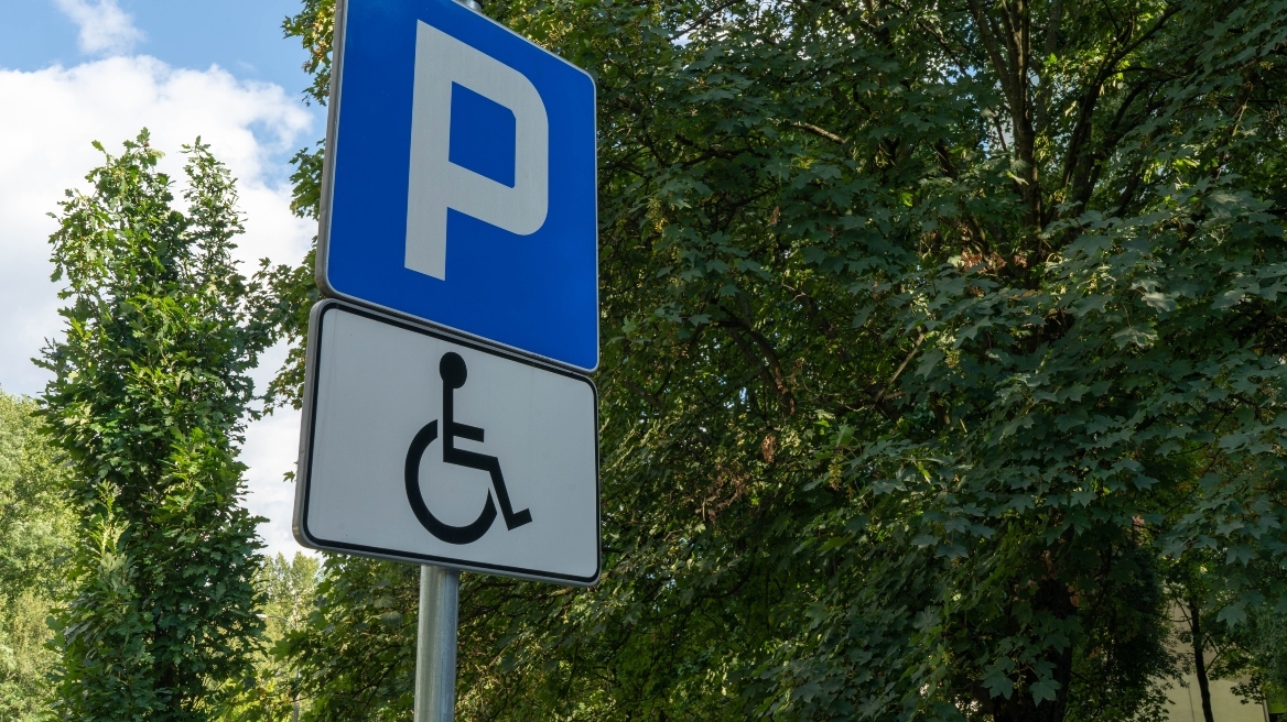 Παράνομη στάθμευση σε χώρους ΑμεΑ: Τι έδειξαν οι τροχονομικοί έλεγχοι στην Αττική σε διάστημα λίγων μηνών
