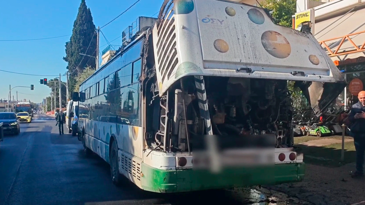 Λεωφορείο έπιασε φωτιά στη λεωφόρο Φυλής στο Ίλιον
