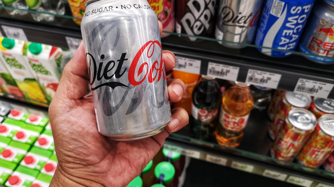 Θραύση κάνουν τα «πάρτι με Diet Coke» στην Ινδία:  Ο πόλεμος στο Ιράν έχει δημιουργήσει έλλειψη του αναψυκτικού στη χώρα