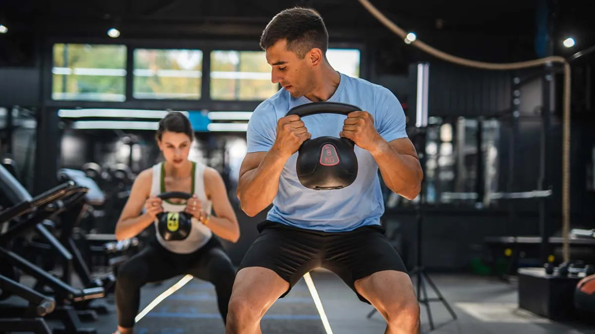 Η άσκηση που προτείνει μια personal trainer για δύναμη και ισορροπία μετά τα 60