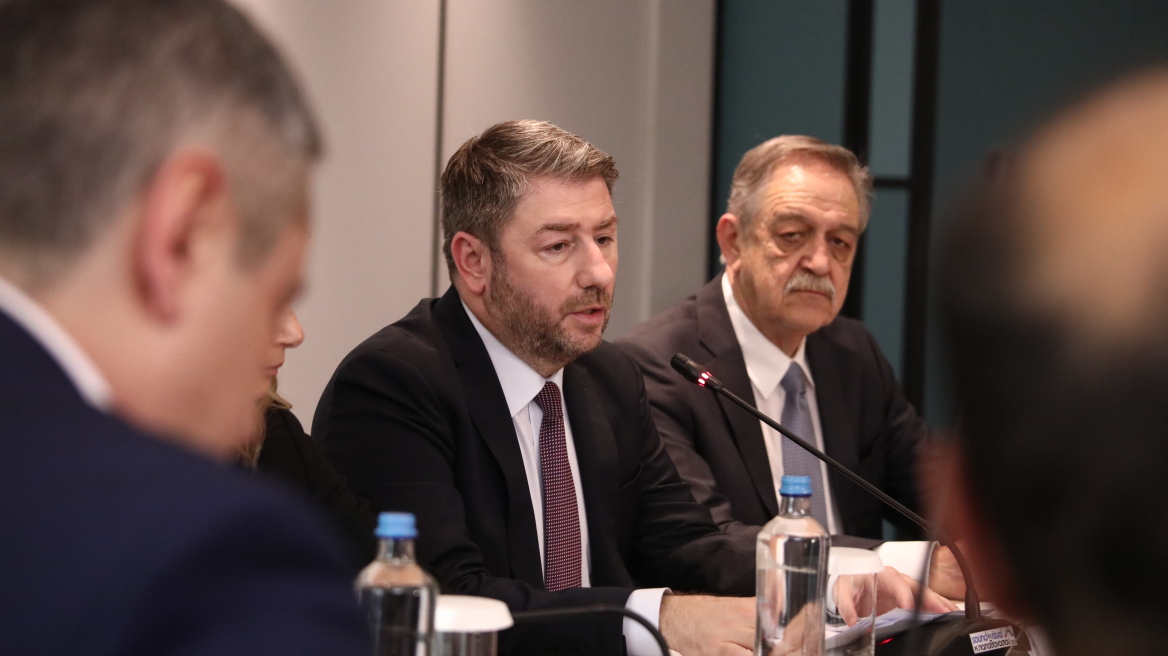Το νέο δύσκολο τοπίο για το ΠΑΣΟΚ, αποχωρήσεις και επιστροφές πριν τα νέα κόμματα του Τσίπρα και της Καρυστιανού
