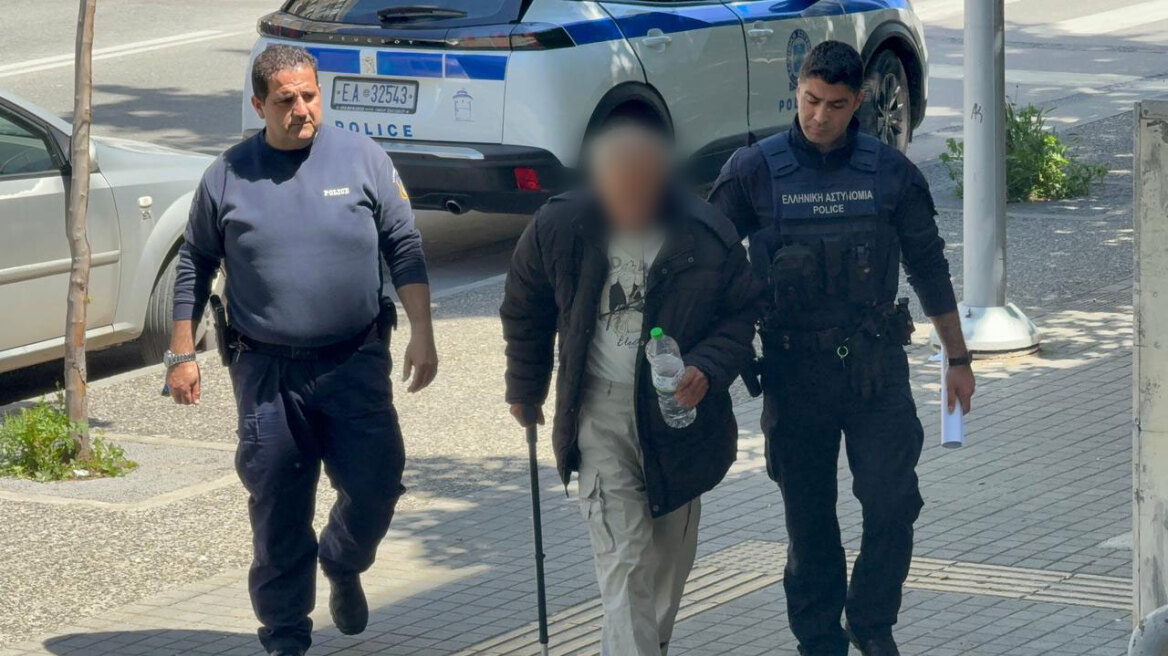 Προφυλακίστηκε ο 67χρονος που μπούκαρε με σφυρί σε τράπεζα στη Θεσσαλονίκη