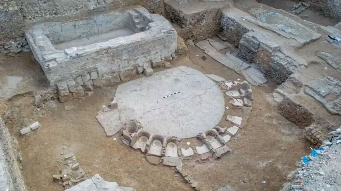 Σπουδαία ανακάλυψη: Αρχαιολόγοι βρήκαν κυκλικό δημόσιο λουτρό 2.000 ετών στην Αλεξάνδρεια
