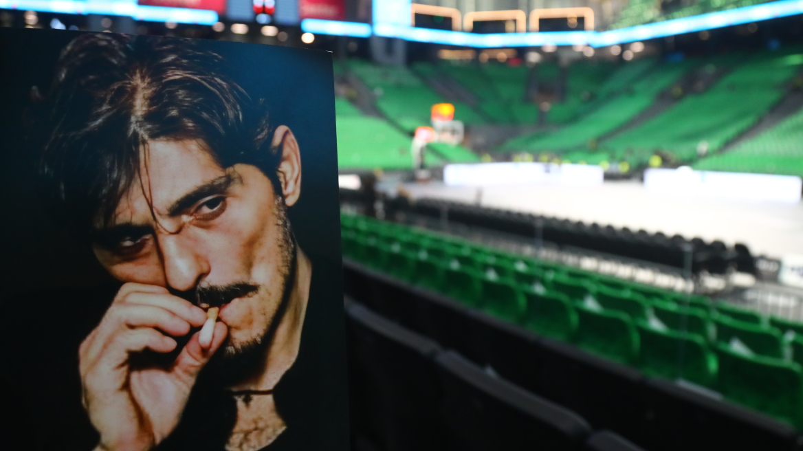 Οι εξέδρες του T-Center γέμισαν με φωτογραφίες του Δημήτρη Γιαννακόπουλου, δείτε βίντεο 