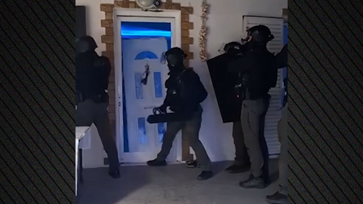 Καρέ καρέ η έφοδος του Ελληνικού FBI σε σπίτια μελών σπείρας που παρίσταναν υπαλλήλους του ΔΕΔΔΗΕ και είχαν βγάλει πάνω από 3 εκατ. ευρώ
