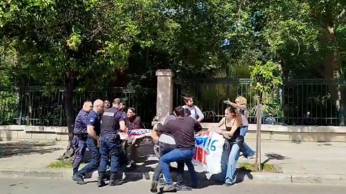Φοιτητές συγκεντρώθηκαν έξω από το Μέγαρο Μαξίμου, μικροεπεισόδια με την αστυνομία
