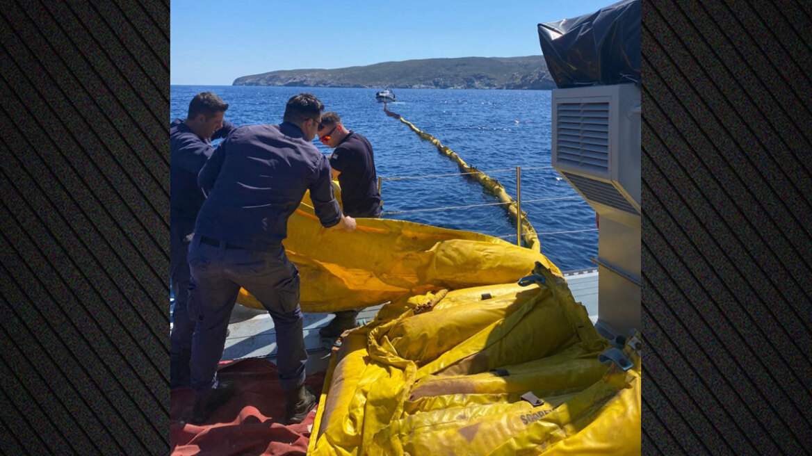 Βίντεο και φωτογραφίες από την τοποθέτηση πλωτού φράγματος μετά τη βύθιση του φορτηγού πλοίου στην Άνδρο 