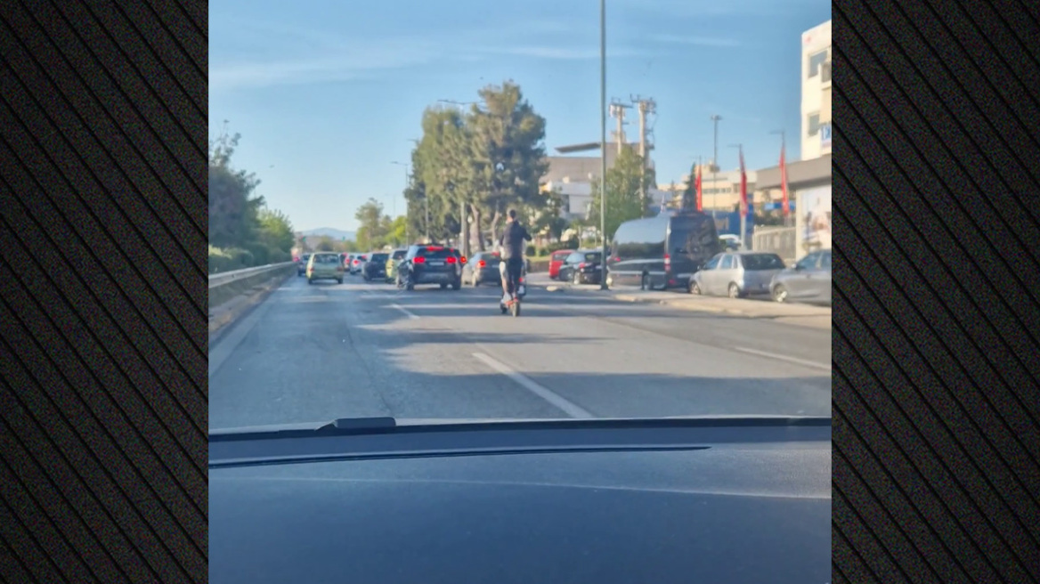 Οδηγούσαν ηλεκτρικό πατίνι χωρίς κράνος και με επικίνδυνους ελιγμούς στη Λ. Βουλιαγμένης, δείτε βίντεο 