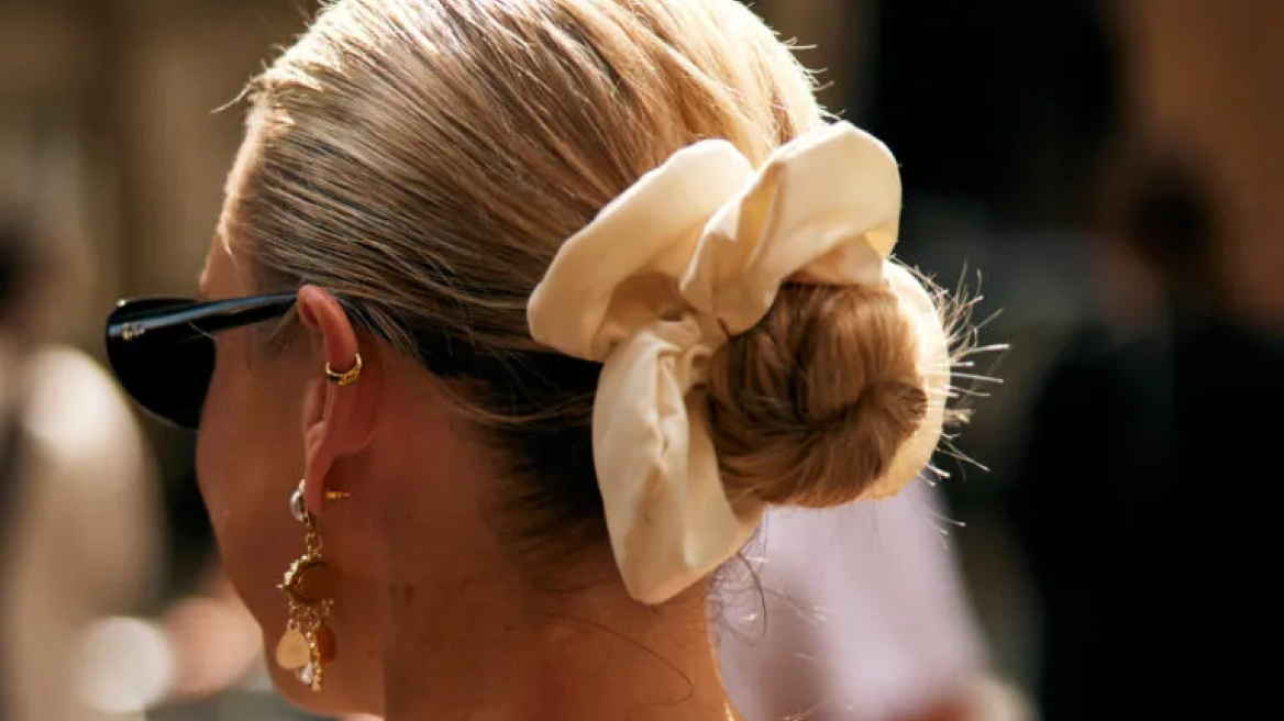 Messy bun: Το εύκολο και γρήγορο τρικ για να κάνετε τον τέλειο ατημέλητο κότσο
