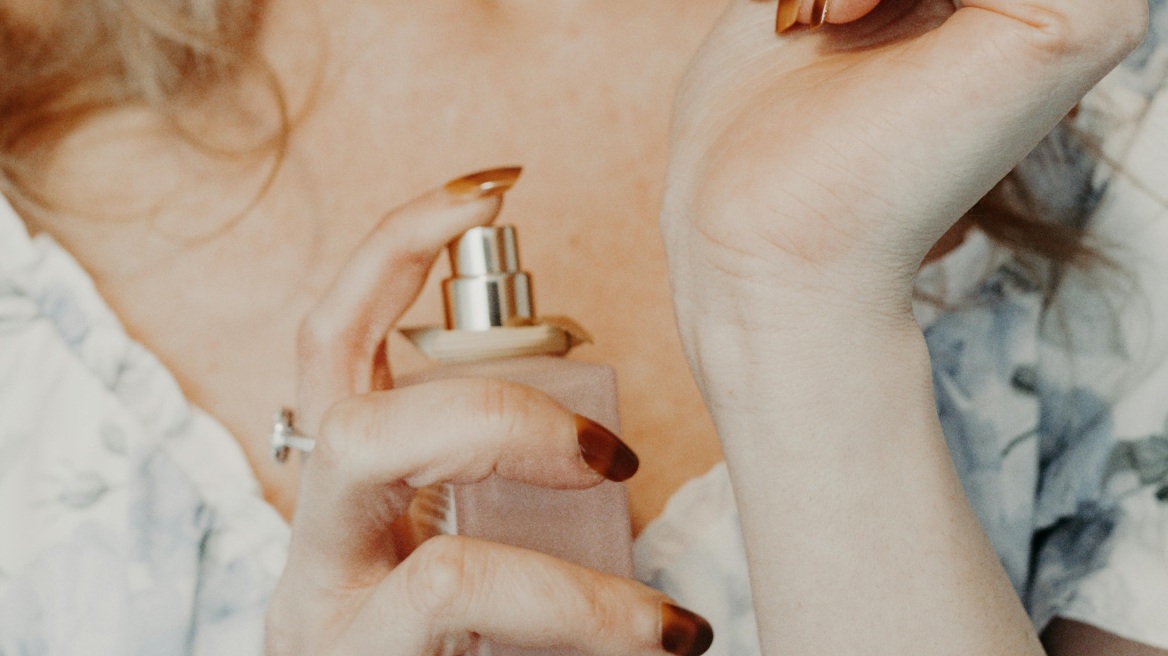 Scent stacking: Η νέα τάση που αλλάζει τον τρόπο που φοράμε άρωμα
